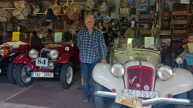 Karel Petschke u svého veteránu Aero 30, se kterým v 90. letech dojel až do Skotska
