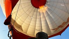 Horkovzdušné balony zaplnily nebe nad vodní nádrží Rozkoš