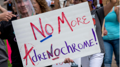 Konspirační teorie spojené s údajně zázračnými účinky adrenochromu jsou populární zejména v USA