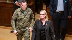 Náčelník generálního štábu Karel Řehka a ministryně obrany Jana Černochová (ODS) na mimořádné schůzi Poslanecké sněmovny ke koncepci armády do roku 2035