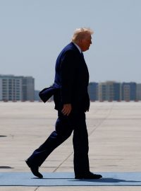 Donald Trump nastupuje na palubu prezidentského letounu Air Force One, který ho dopraví do Washingtonu po návštěvě tří státu Perského zálivu